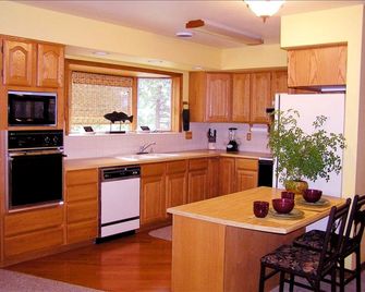 Secluded Cabin Rental with 20 Acres of Private Forest near Missoula, Montana - Hamilton - Kitchen