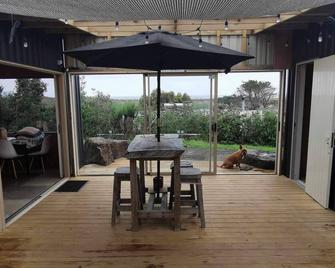 Far North Beach Escape - Ahipara - Innenhof