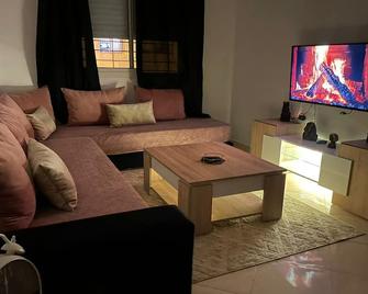 Lovely 1-Bed Apartment in Skhirat - Skhirat - Living room