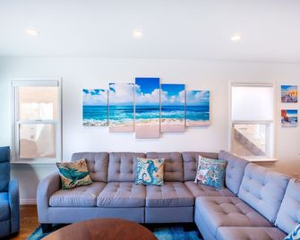 Beach across the street, Alamitos Bay steps away! No hidden Fees! - לונג ביץ' - סלון