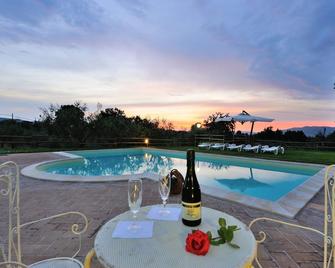 Farmhouse 'casale Storico XVII Sec - Girasole' With Mountain View, Shared Pool And Wi-Fi - Giano dell'Umbria - Piscina