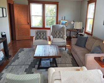 The Farmhouse: All Season Family Home - Niagara-on-the-Lake - Living room