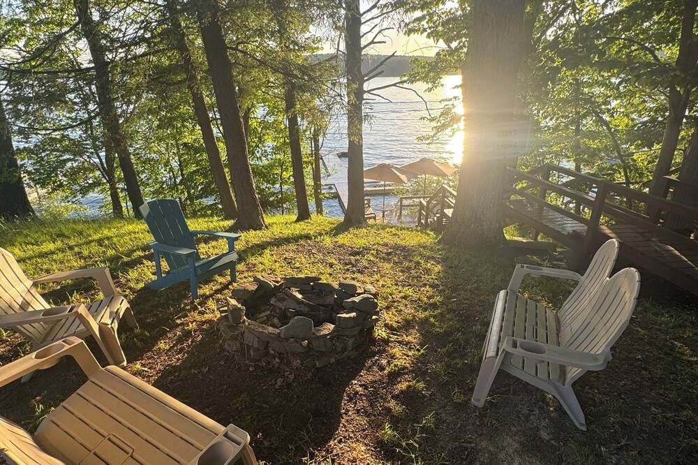 Cozy 3-Bedroom Cabin With Free Boat Slip