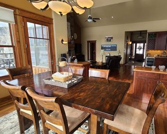 Low Tax Luxe Mountain Getaway by Aspen - Carbondale - Essbereich