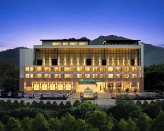 Lemon Tree Hotel, Tapovan Rishikesh - רישיקש - בניין