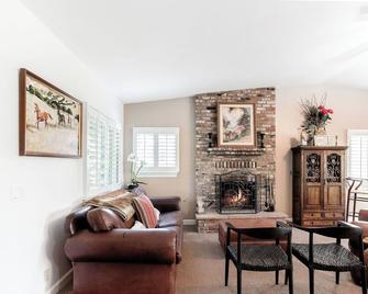 Nicely decorated, home in Los Olivos steps to wine tasting and restaurants - Los Olivos - Living room