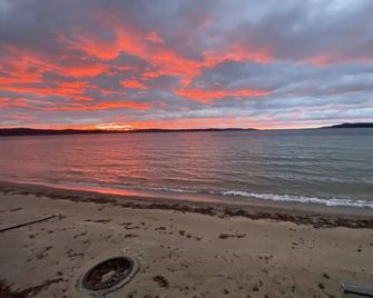 2BR Cozy Cabin Crystal Lake private beach 15 to min Crystal Mtn. EZ ice fishing - Beulah - Playa
