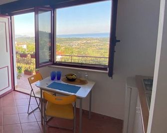 Giada Holiday Home - Two Bedroom Apartment Sleeps 4, Balcony and Sea View - Spigno Saturnia - Comedor