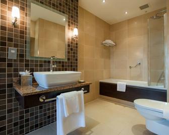 DoubleTree by Hilton Hotel Dunblane Hydro - Dunblane - Bathroom
