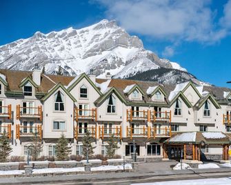 Bright & Open Loft King Suite with Mountain Views - Banff - Building