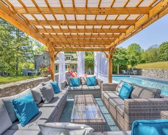 Lavender Hill Estate, Private 37 acres,1.5 hour from NYC, Heated Pool, Jacuzzi, - Pine Bush - Patio