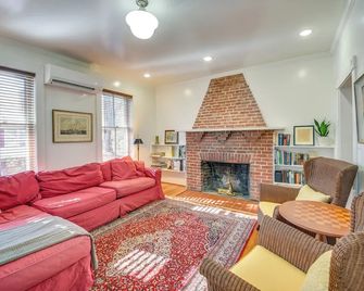 Radiant Gloucester House with Private Porch! - Gloucester - Living room