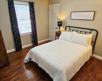 Newly renovated 3 beds, 2 baths in Marion. Pool open until Oct. 5!! - Marion - Bedroom