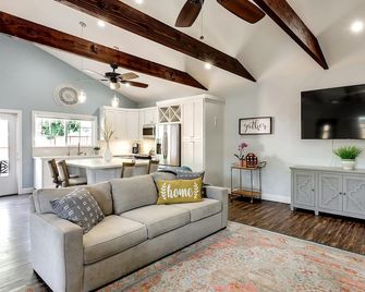 Spacious Modern Farmhouse Casita in Castro Valley Countryside with Private Patio - Castro Valley - Вітальня