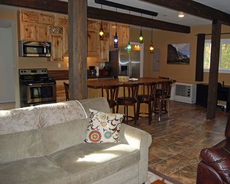 Peaceful, Private Cabin In Pines Near C. Falls & W. Glacier, Dbl. Occup. Rates - Columbia Falls - Sala de estar