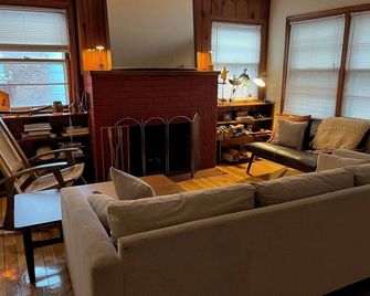 The Goldfinch Cottage Mid-Century 3-bd retreat in lakeside Miller Beach WiFi, AC - Gary - Living room