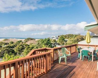 Wine Downtime - Mangawhai Holiday Home - Mangawhai - Balcony