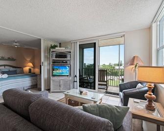 Beachfront Suite w Balcony, Walk to Bars, Restaurants and More - Боніта-Спрінгс - Вітальня