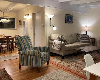 Cozy Hideaway and Hot Tub. Pet Friendly. - Eureka - Olohuone