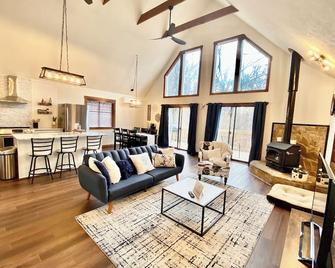 Hot Tub Luxe Retreat - Game Room - Lake Laura - Bryce Resort - Basye - Sala de estar