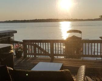 Lake front home on Klinger Lake in Sturgis, Michigan - Sturgis - Balkon