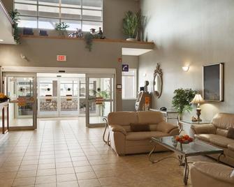 Ramada by Wyndham Clairmont/Grande Prairie - Clairmont - Lobby