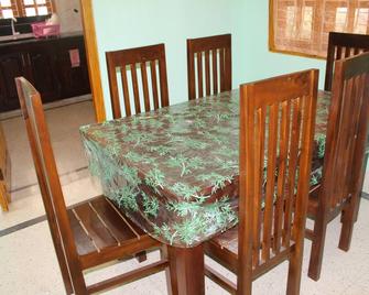 Jaffna Travel & Guest Inn: 3 AC Bedroom house with free parking - Jaffna - Essbereich