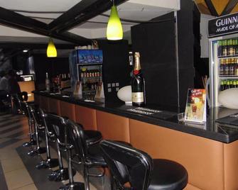 Camas Hotel & Suite Asero Abeokuta - Abeokuta - Bar