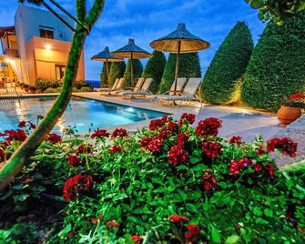 Elmyra Villa, Heated Pool & Walking to beach, By ThinkVilla - Gerani - Pool