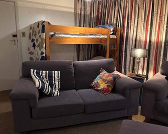 Basic Bach, Holiday Home in the Mountains - Otira - Sala de estar