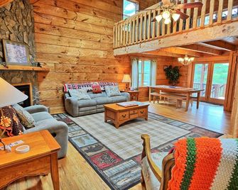 Mountain Heir-Open For Bookings! Hot Tub, Pool Table, Wi-Fi & Ac - Jefferson - Living room