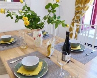 Bellevue Cité Chez Jean - vue directe Cité, Cité à 200m, clim, parking public gratuit à 200m, WIFI - Direct view Cité, 200m to Cité, Aircon, free public car park 200m, WIFI - Carcassonne - Eetruimte