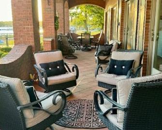 Large Waterfront Villa on Bass Lake with a Gym. Close to Culver and Notre Dame - Knox - Patio