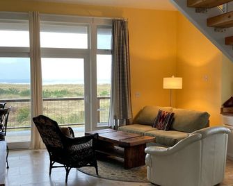 Uninterrupted Pacific Ocean views - Grayland - Living room