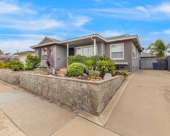 Sunny home near eateries and shops with private pool, updated kitchen, patio - San Diego - Building