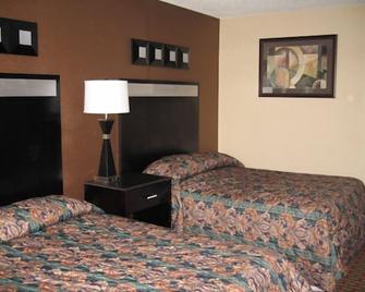 Town House Inn and Suites - Elmwood Park - Bedroom