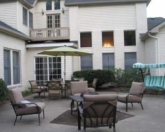 Spruce Hill Inn and Cottages - Mansfield - Patio
