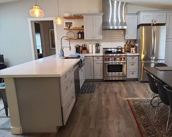 Secluded 3-bedroom house on 5 acres of woods on Whidbey Island. - Clinton - Cocina