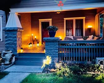 Providence House ~ a charming bungalow with rustic elegance! - Guthrie - Outdoors view