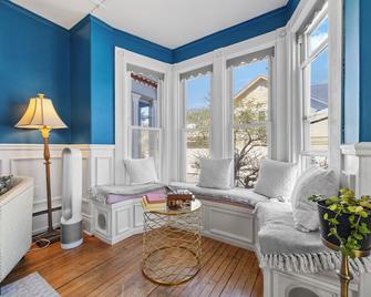 Hartstone Inn - Camden - Living room