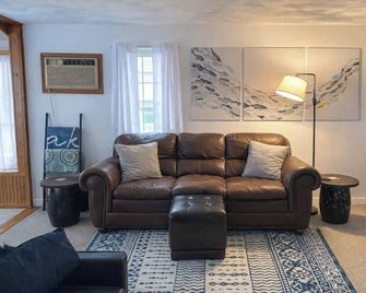 Cozy 3-bedroom hideaway 1 block from Lake Wawasee and Oakwood Resort - Syracuse - Sala de estar