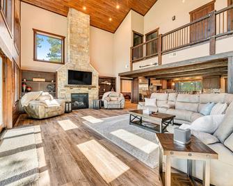 Whiskey Ridge Lodge - Sturgis - Living room
