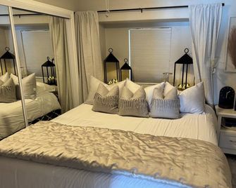 Private Spa On Water, King Bed, private steps to water - Lake Havasu City - Chambre
