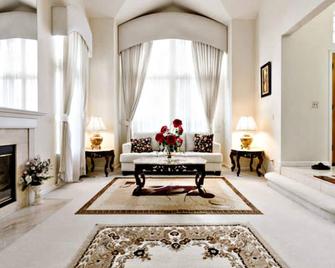 Impressive Exec. Luxury Home. Pool & Spa. Beautiful, Clean, Spacious, Convenient - Union City - Living room