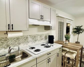 Comfort Suite in charming Bay Shore - Bay Shore - Kitchen