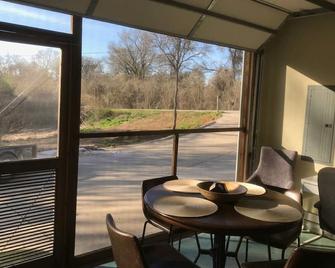Austin Vibes Hideaway, Nature, Green, Relaxing - Cedar Creek - Comedor