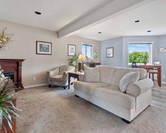 Full house with private vineyard / orchard - Kaleden - Living room