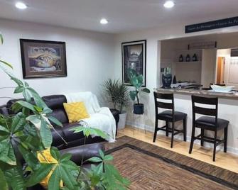 4 Bedroom Berkley Resort - Sleeps 12, Saltwater Pool, Movie Theater and Gym!\n - Berkley - Sala de estar