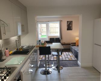Marlow's Emerald 3 Bedroom House - Marlow - Kitchen