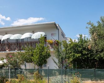 Apartments near beach Babic - Stobrec - Bâtiment